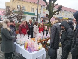 Az elkészített gyertyákat a városi vásárban értékesítik